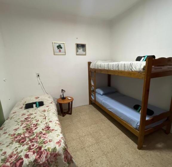 מיטה בחדר משותף, Steve S House