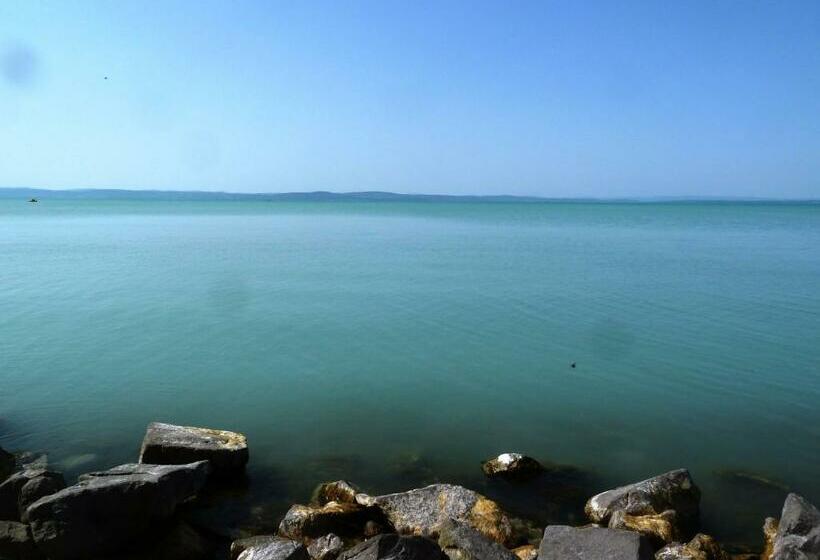 1 Bedroom Apartment Lake View, Sunrise Apartman