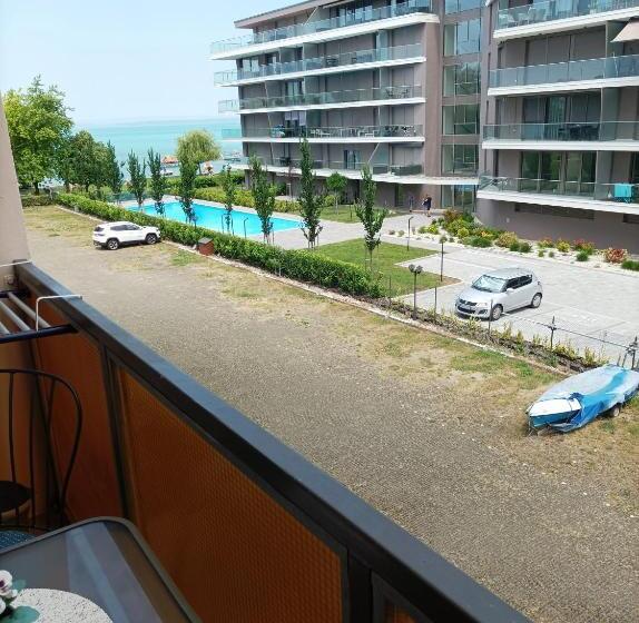 1 Bedroom Apartment Lake View, Sunrise Apartman