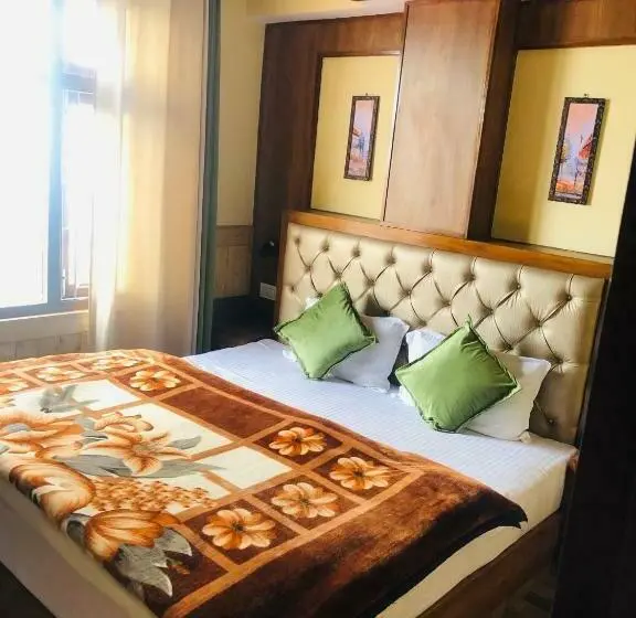 اتاق خانوادگی, Valley Crown B&b