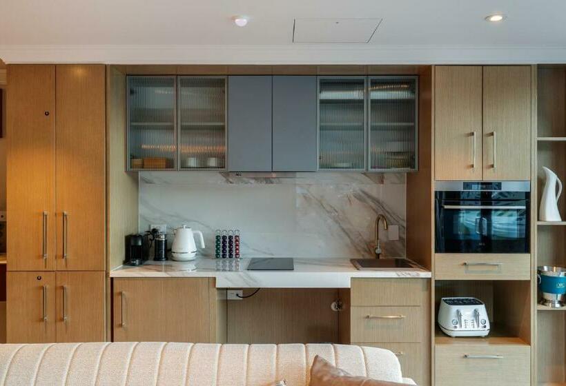 سوییت, The Carlin Boutique