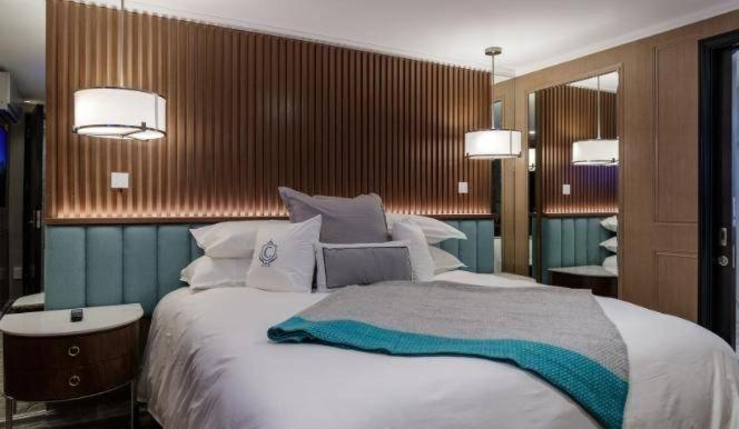 سوییت, The Carlin Boutique