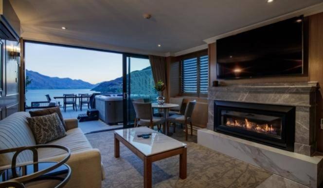 سوییت, The Carlin Boutique