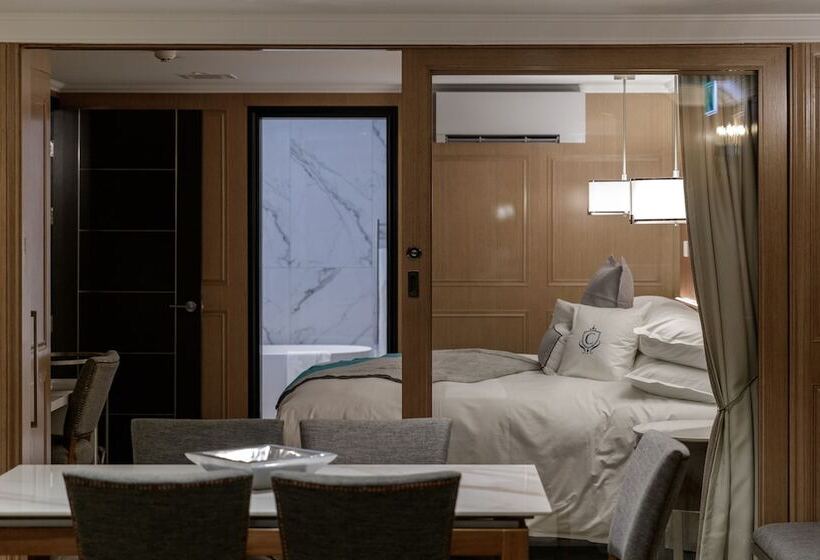 سوییت, The Carlin Boutique