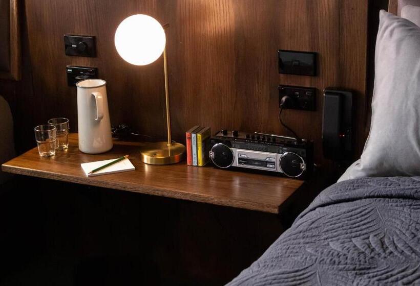 디럭스 룸, The Intrepid