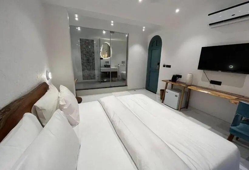 Superior room with lake view, Moustache Udaipur Luxuria
