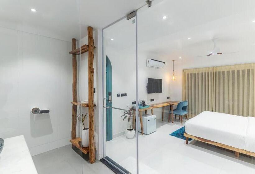 Superior room with lake view, Moustache Udaipur Luxuria