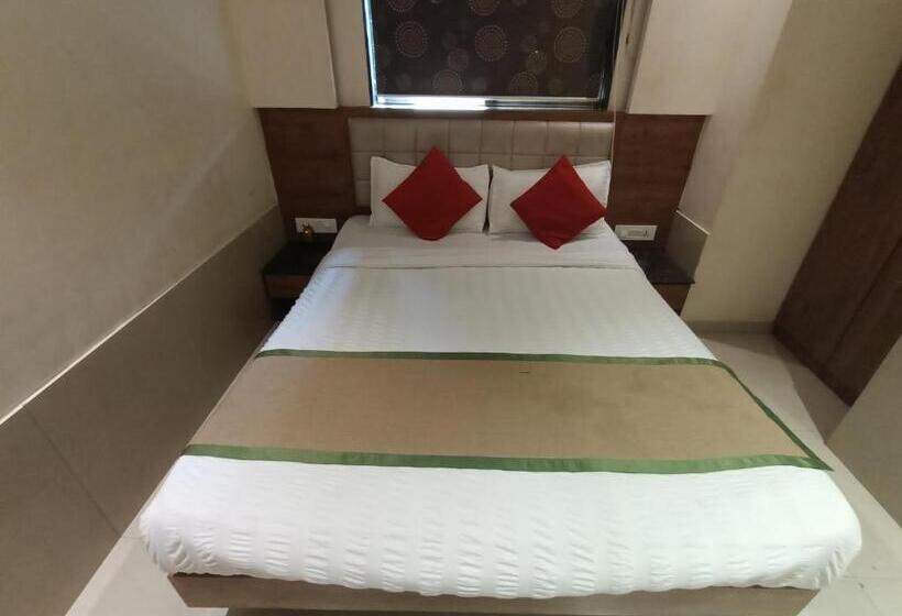 חדר דלוקס, Regal Inn Andheri   Nearest Mumbai Airport T1