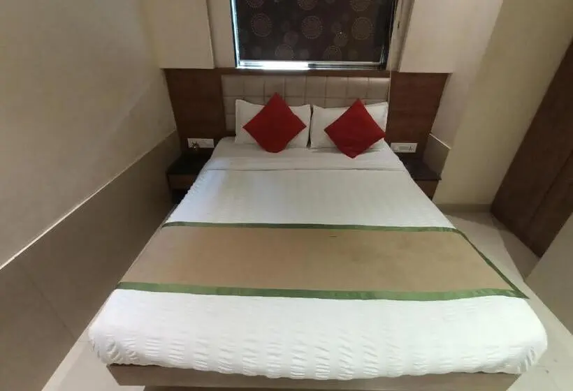 デラックスルーム, Regal Inn Andheri   Nearest Mumbai Airport T1