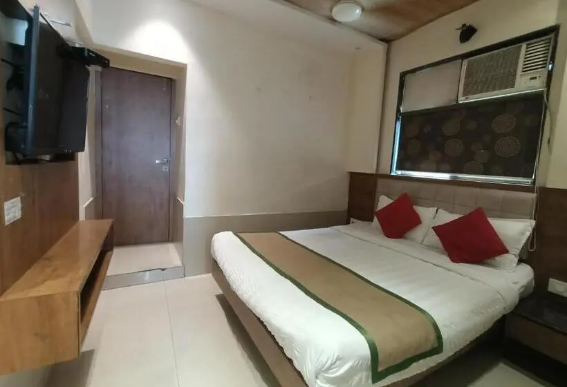 デラックスルーム, Regal Inn Andheri   Nearest Mumbai Airport T1