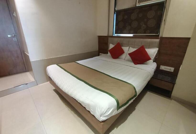 חדר דלוקס, Regal Inn Andheri   Nearest Mumbai Airport T1
