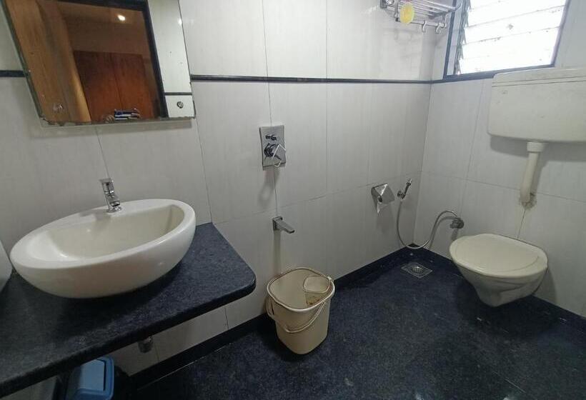 חדר סופריור לשלושה, Regal Inn Andheri   Nearest Mumbai Airport T1