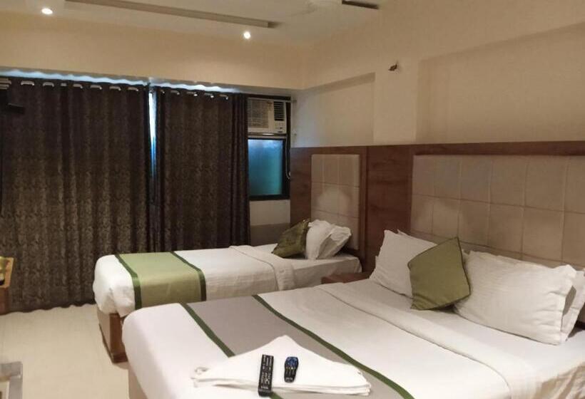 חדר סופריור לשלושה, Regal Inn Andheri   Nearest Mumbai Airport T1