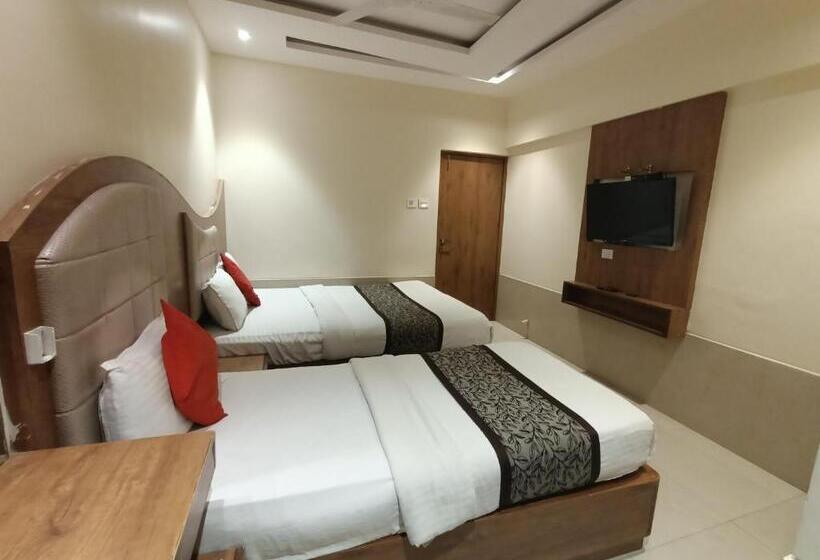 חדר סופריור לשלושה, Regal Inn Andheri   Nearest Mumbai Airport T1