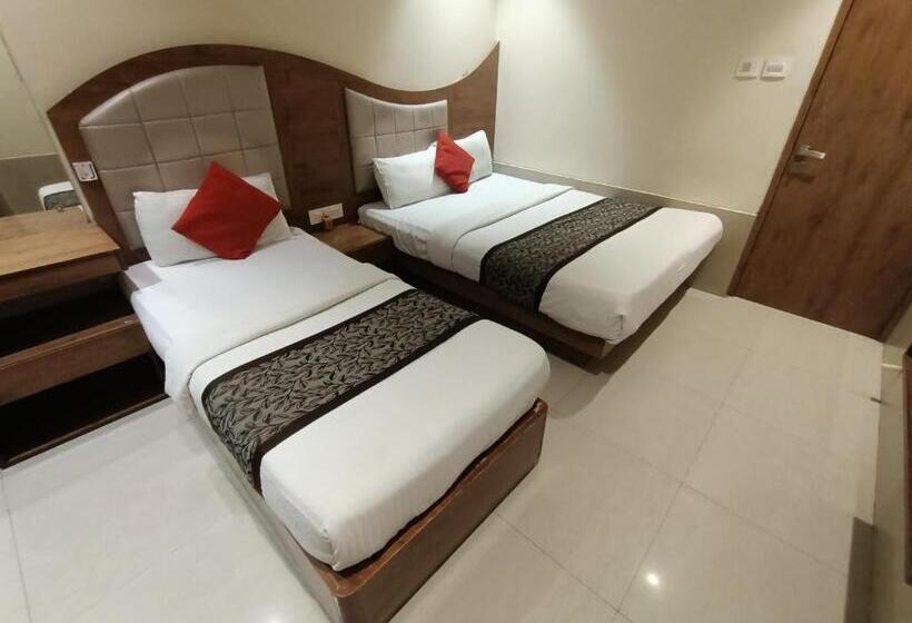 חדר סופריור לשלושה, Regal Inn Andheri   Nearest Mumbai Airport T1
