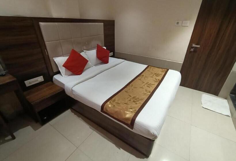חדר דלוקס, Regal Inn Andheri   Nearest Mumbai Airport T1