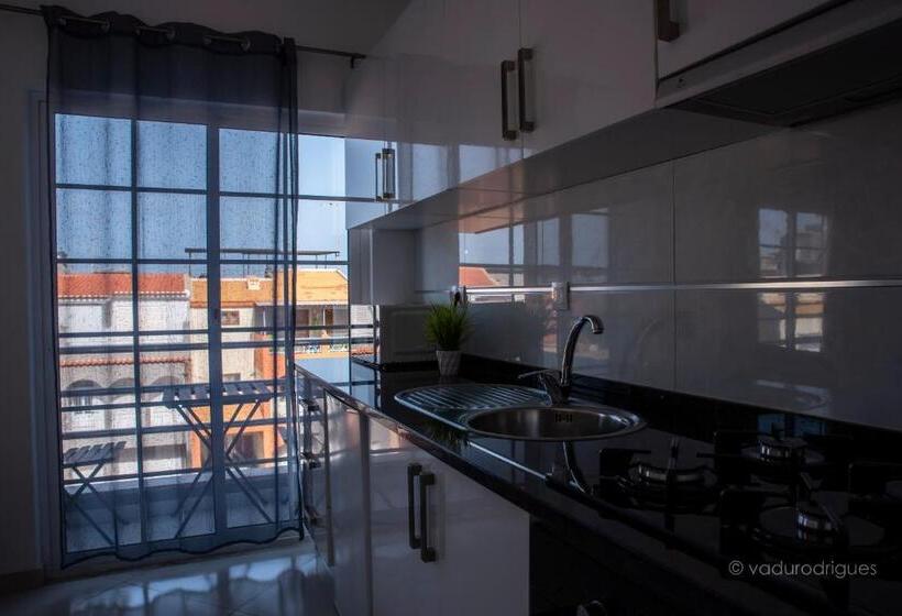 اتاق خانوادگی, Urban Apart