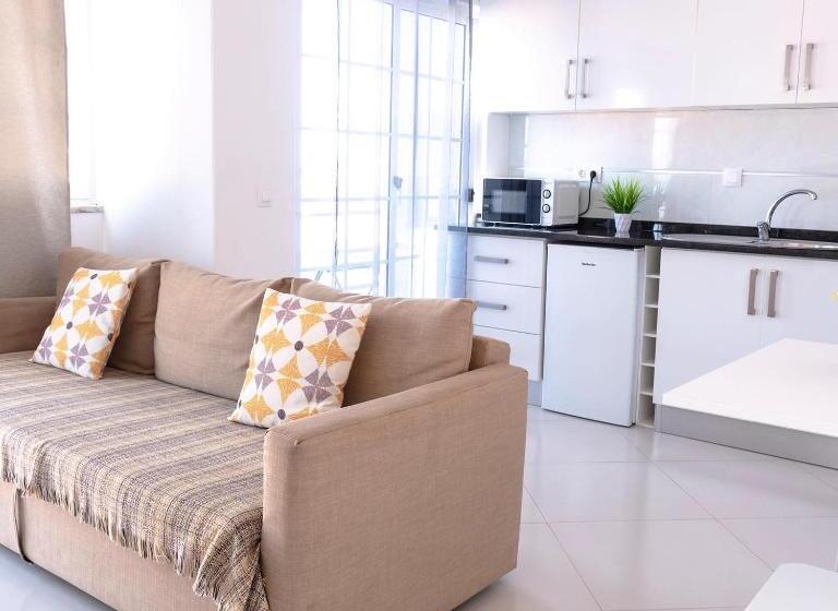 اتاق خانوادگی, Urban Apart