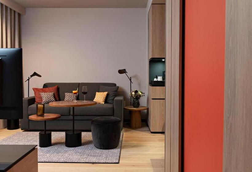 ジュニアスイート, Leonor The Place To Live