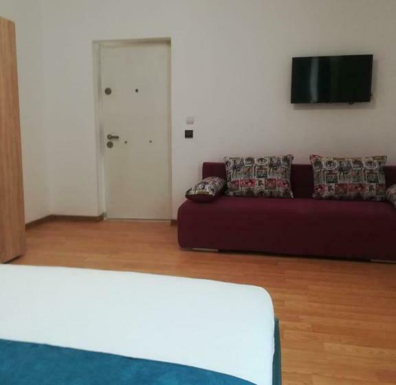 غرفة أساسية ثلاثية, Casa Roa