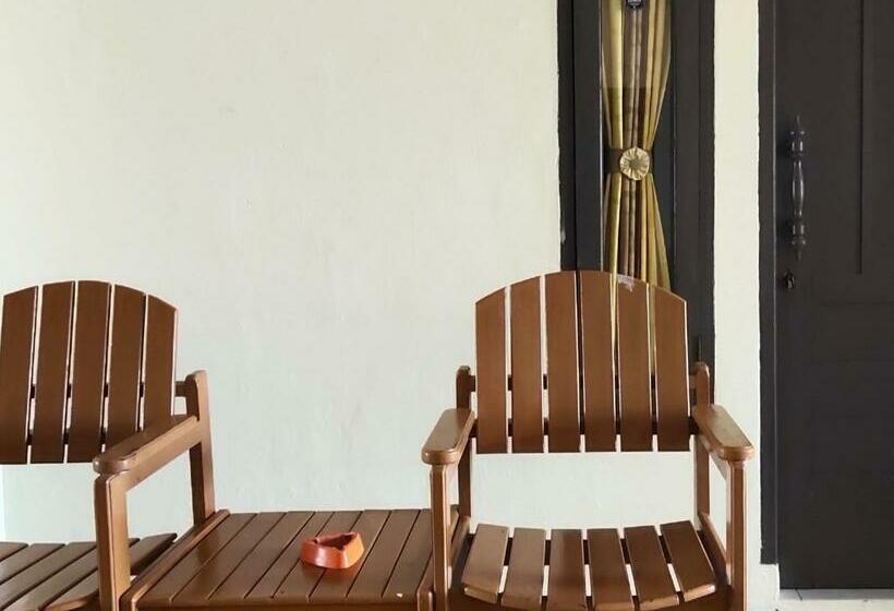 デラックスルーム, Penginapan Karanglaut Santolo