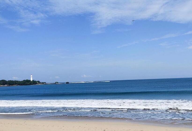 デラックスルーム, Penginapan Karanglaut Santolo