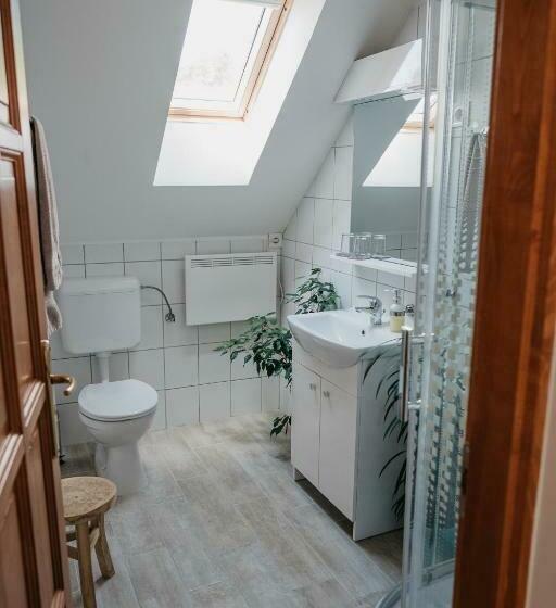 غرفة قياسية, Hemina Vendégház