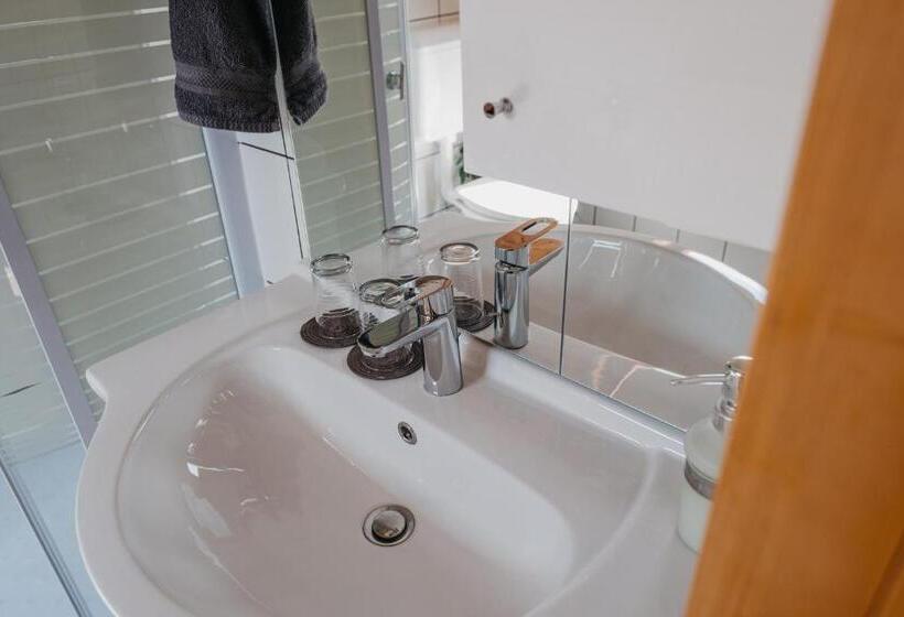 غرفة قياسية, Hemina Vendégház