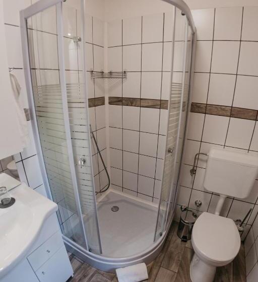 غرفة قياسية رباعية, Hemina Vendégház