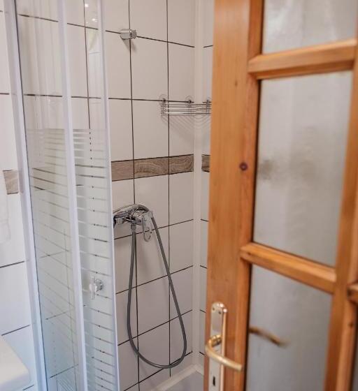 غرفة قياسية رباعية, Hemina Vendégház