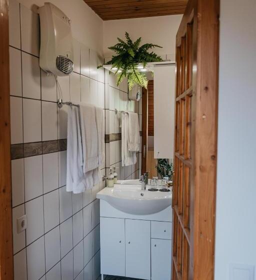 غرفة قياسية رباعية, Hemina Vendégház