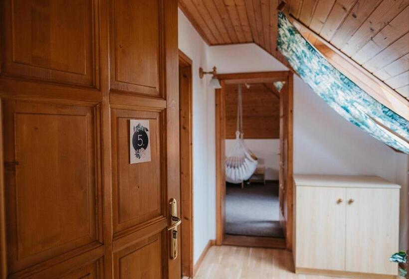 غرفة قياسية رباعية, Hemina Vendégház