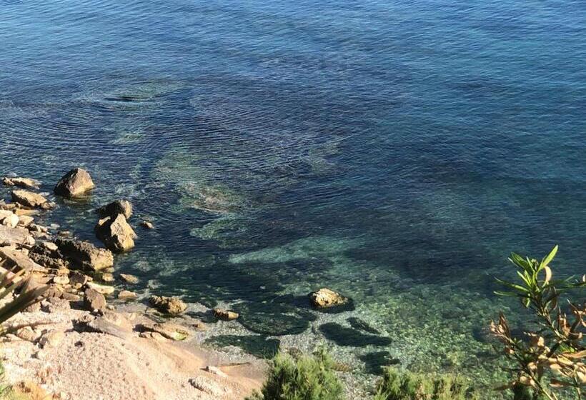 اتاق لوکس با بالکن و چشم‌انداز دریا, Le Camere Della Campana