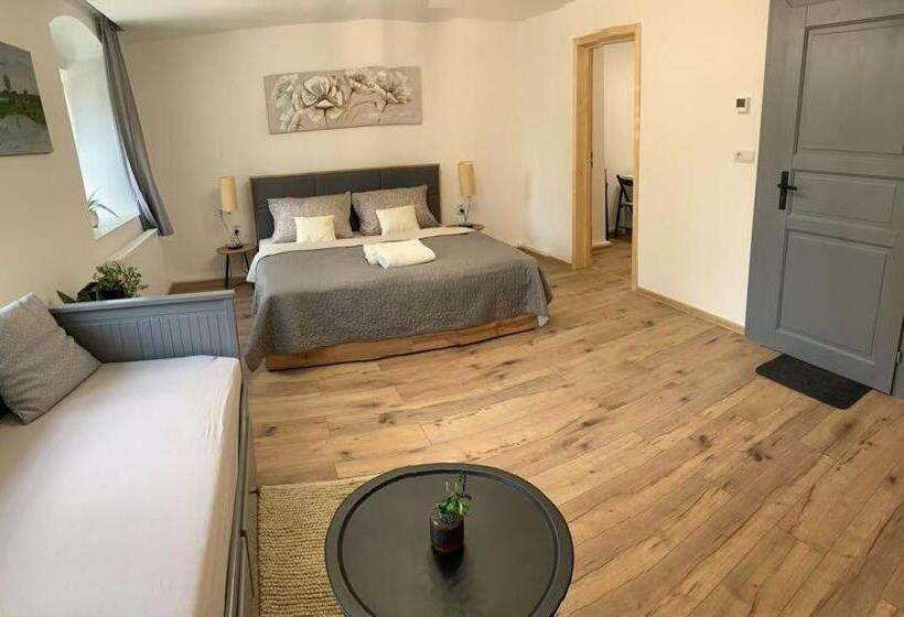 جناح جونيور ديلوكس, Apartmány černý Kohout