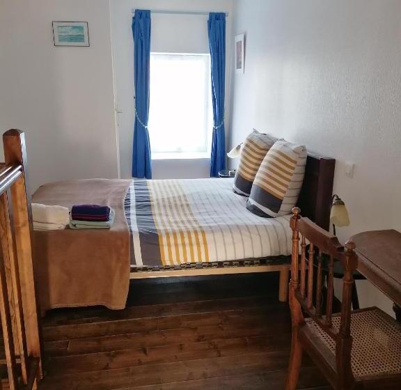 شقة غرفة واحدة, Les Hirondelles Bleues