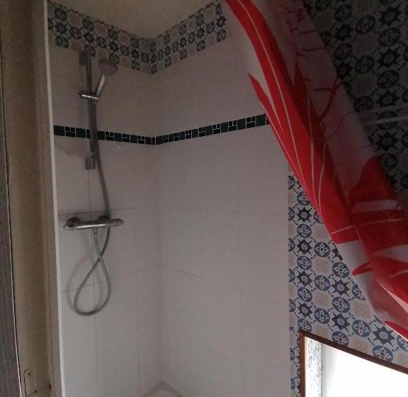 شقة غرفة واحدة, Les Hirondelles Bleues