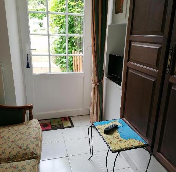 شقة غرفة واحدة, Les Hirondelles Bleues