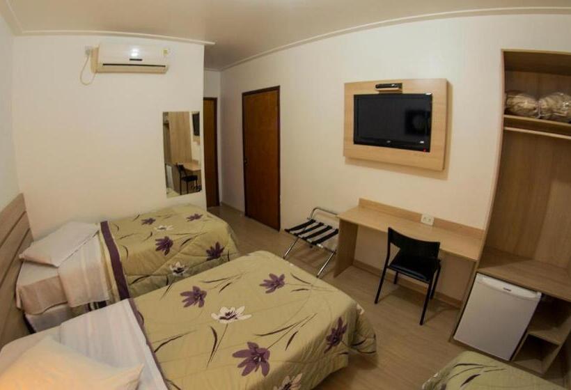 חדר סטנדרט לשלושה, Castro Mendes