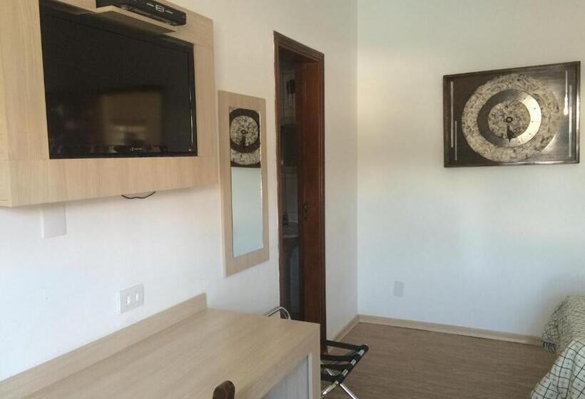 חדר סטנדרט לשלושה, Castro Mendes