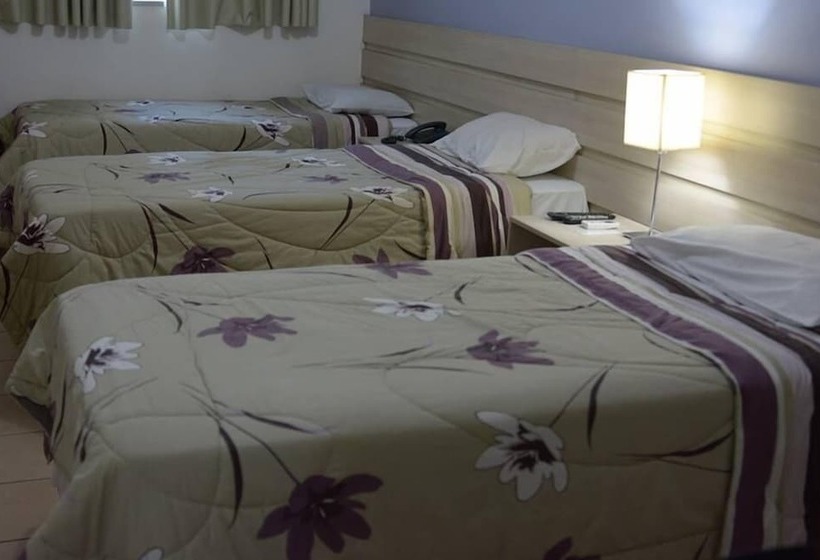 חדר סטנדרט לשלושה, Castro Mendes