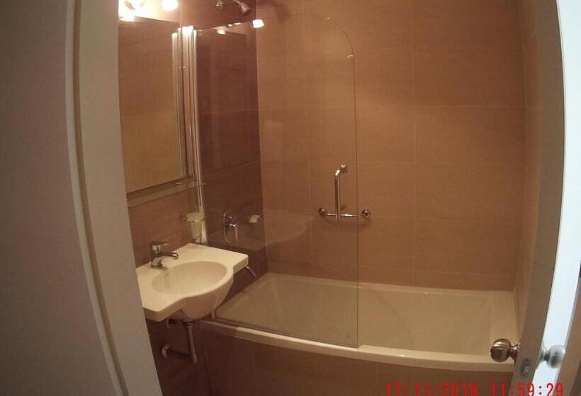 수피리어 트리플 룸, Novi