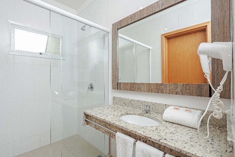 标准间, Slim Curitiba Av Das Torres