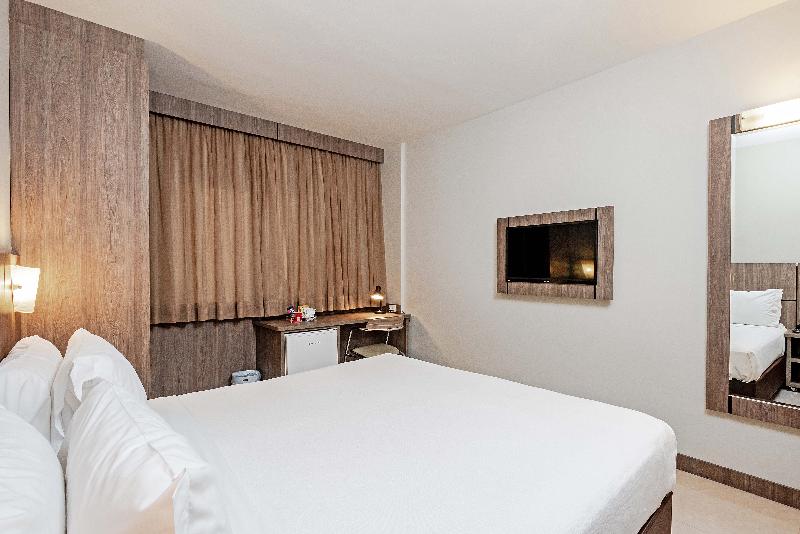 标准间, Slim Curitiba Av Das Torres