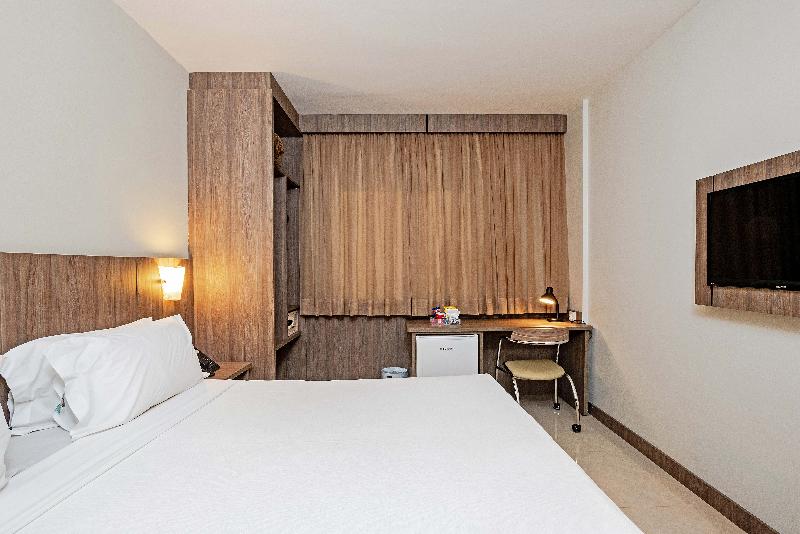 标准间, Slim Curitiba Av Das Torres