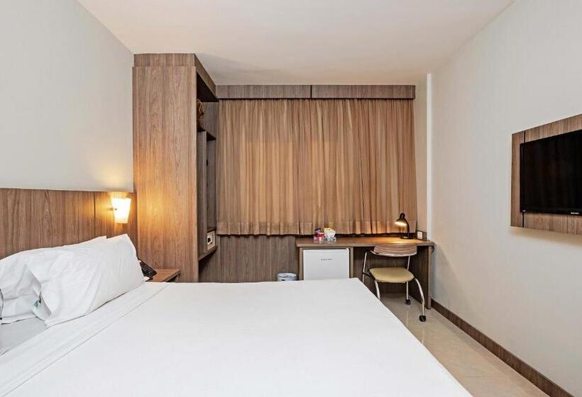 标准间, Slim Curitiba Av Das Torres