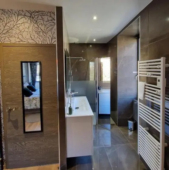 スーペリアの４人部屋, Le Mas Rolland   Piscine & Spa   Millau Gorges Du Tarn