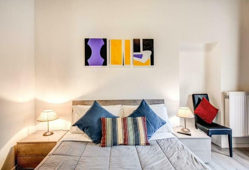 חדר דלוקס, Giubbonari Street