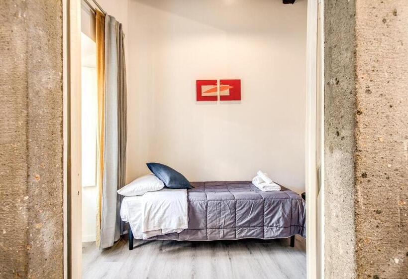 חדר דלוקס, Giubbonari Street