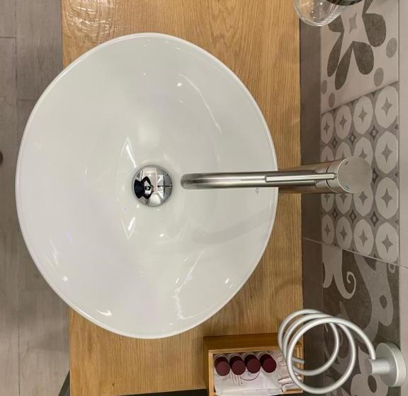 اتاق اکونومی, Naptown Rooms