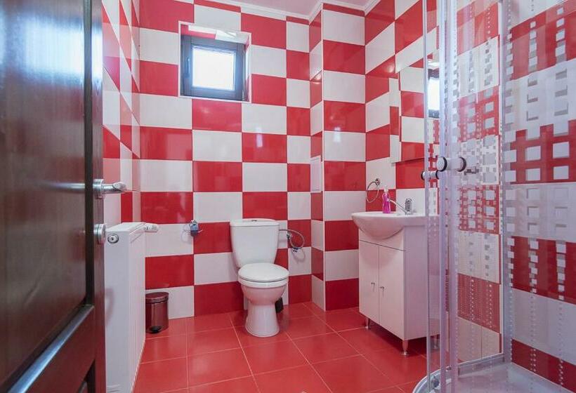 חדר סטנדרט לשלושה, Pensiunea Farmecul Naturii și Căsuțe Individuale De închiriat Colibița